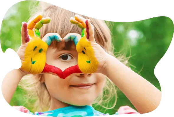 AlvoLewa - Kindergarten - Kind macht Herz mit der Hand