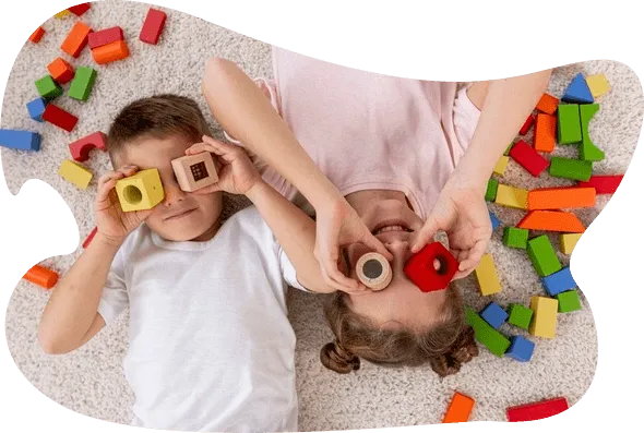 AlvoLewa - Kindergarten - Kinder basteln mit Bauklötzen Augen